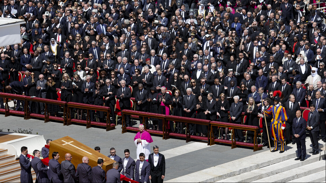 Funeral do papa Francisco reúne 400 mil pessoas