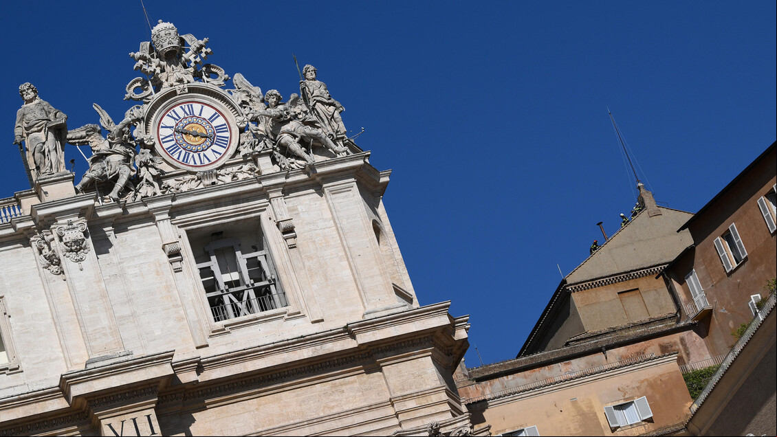 Capela Sistina, no Vaticano, é preparada para conclave