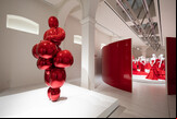 Moda y artes unidos bajo el rojo amado por Valentino.