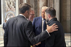 Trump em uma roda de conversa com Starmer, Macron e Zelensky
