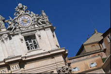 Capela Sistina, no Vaticano, é preparada para conclave