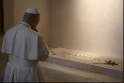 Leão XIV durante visita ao túmulo de Francisco
