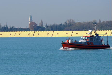 Barreiras do sistema Mose em ação na Lagoa de Veneza