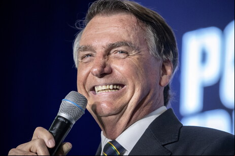 Vídeos nas redes sociais mostram Bolsonaro caminhando pelos corredores do centro médico