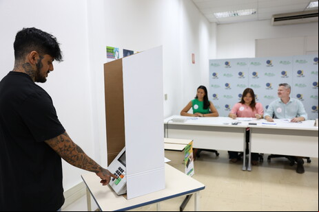 Urnas eletrônicas são usadas em todo o Brasil