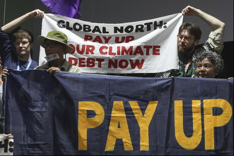 Protesto na COP29 cobra mais recursos dos países ricos para ação climática