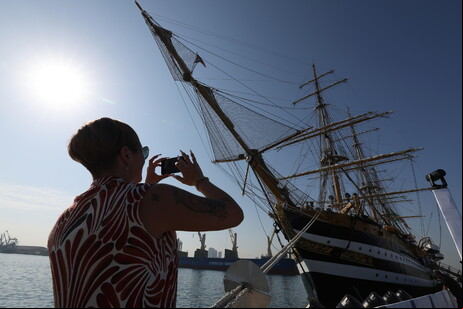 Uma visitante tirando uma foto do Amerigo Vespucci durante a parada em Abu Dhabi