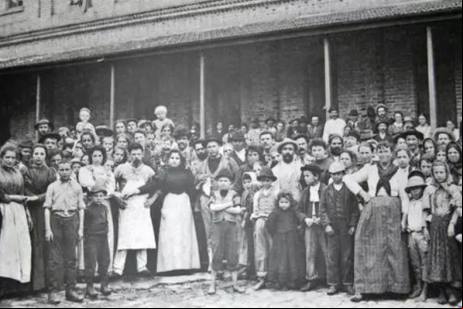 Italianos na Hospedaria de Imigrantes em 1890 (foto: Wikimedia Commons)