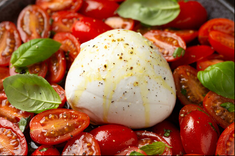 Burrata em meio a tomates-cereja