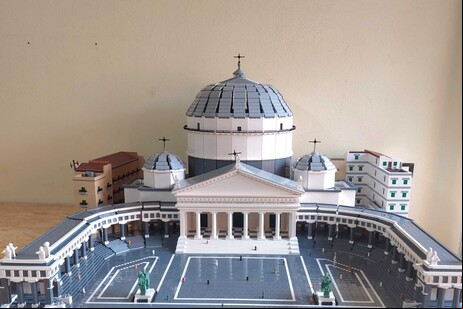 Ao todo, a obra possui ao menos 85 mil tijolinhos de Lego