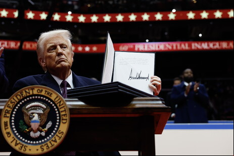Donald Trump assina ordem executiva durante cerimônia em Washington