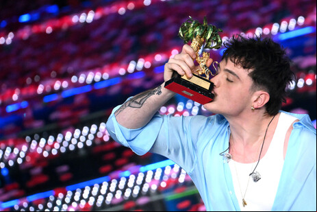 Olly com o troféu do Festival de Sanremo