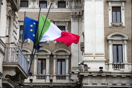 Bandeiras da Itália e da UE no Palácio Chigi, sede do governo, em Roma