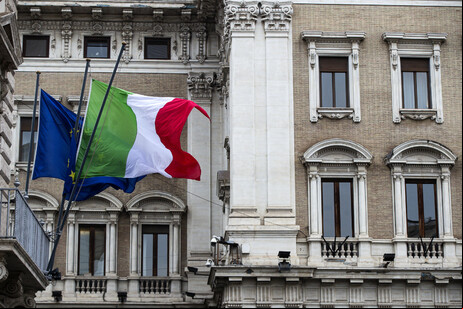 Bandeira italiana no Palácio Chigi, sede do governo