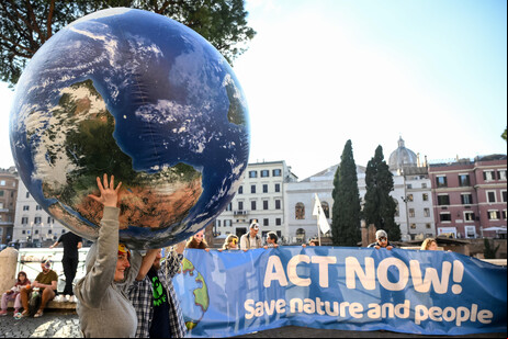Ativistas protestam para salvar a natureza