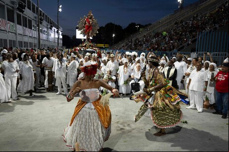Tradicional rito da 'Lavagem do Sambódromo' para 'limpar as energias' antes dos desfiles