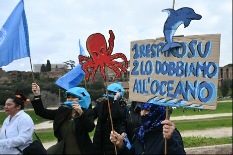 Ativistas realizam protesto próximo ao Circo Máximo de Roma durante retomada da COP16