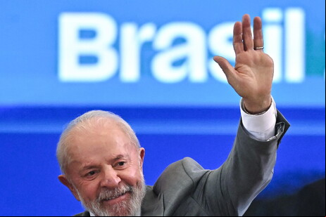 Mandatário caminhou pela linha de montagem sob os gritos constantes de "Lula, eu te amo"