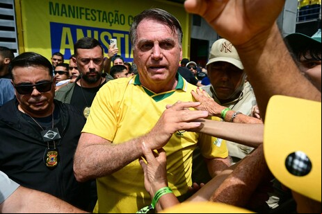 Bolsonaro durante manifestação por anistia na Praça de Copacabana