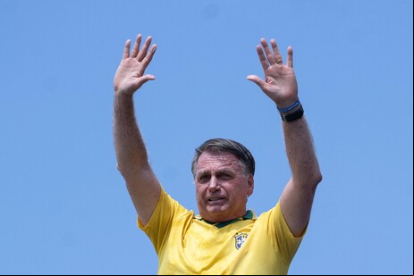 Jair Bolsonaro durante manifestação por anistia em Copacabana