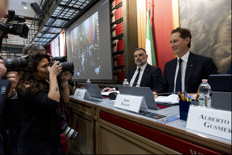John Elkann durante audiência no Parlamento italiano