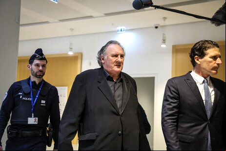 Depardieu chegou ao julgamento em meio a protesto