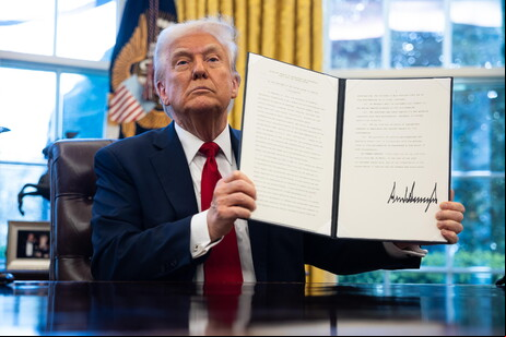 Donald Trump exibe ordem executiva com tarifa de 25% sobre carros importados