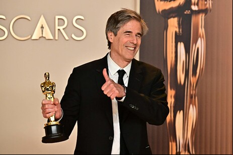 Walter Salles com estatueta do Oscar por 'Ainda Estou Aqui'