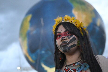Jovem indígena durante Acampamento Terra Livre, em Brasília