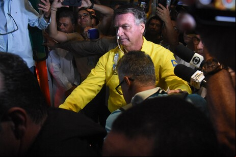 Bolsonaro ao ser removido de hospital em Natal para Brasília