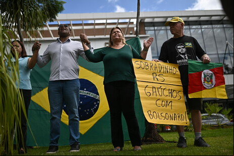 Bolsonaristas fazem corrente pelo ex-presidente diante do Hospital DF Star, em Brasília