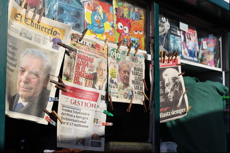 Imprensa noticia falecimento de Vargas Llosa