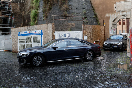 Carro de Mattarella deixou hospital nesta manhã
