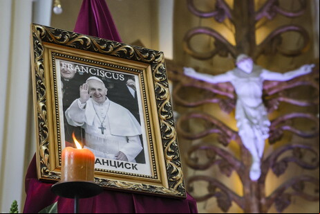 Homenagem ao papa Francisco na Catedral de Moscou, na Rússia