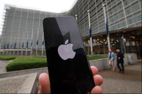 Iphone em frente à sede da Comissão Europeia, em Bruxelas