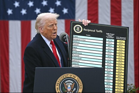 Donald Trump apresenta lista de países afetados por tarifaço