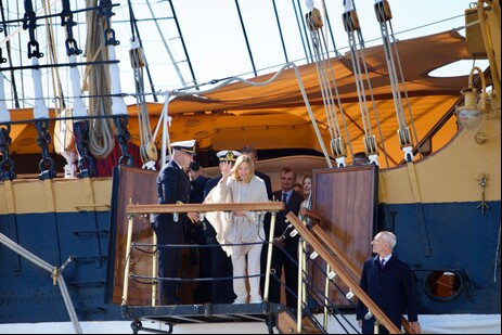 Meloni fez sua segunda visita ao navio Amerigo Vespucci