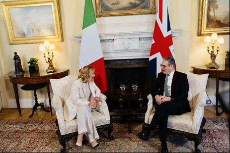 Meloni e Starmer durante uma reunião em Downing Street em março