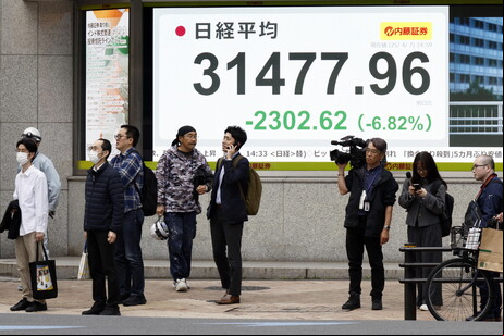  em Tóquio mostra desvalorização na bolsa japonesa nesta segunda-feira (7)