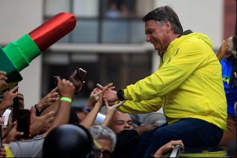 Bolsonaro ou por cirurgia no intestino