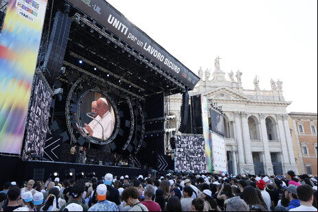 Concerto organizado na Praça San Giovanni recebeu milhares de pessoas