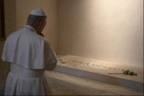 Leão XIV durante visita ao túmulo de Francisco