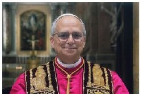 Imagem oficial tem  do novo Papa
