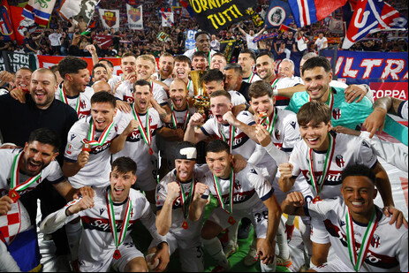 Jogadores do Bologna celebram vitória na Copa da Itália