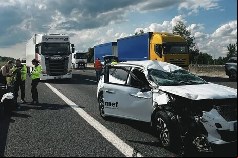 Veículo que a levava bateu em um caminhão e capotou duas vezes