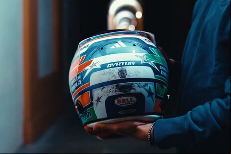 Desenho do capacete de Kimi Antonelli também tem a bandeira italiana