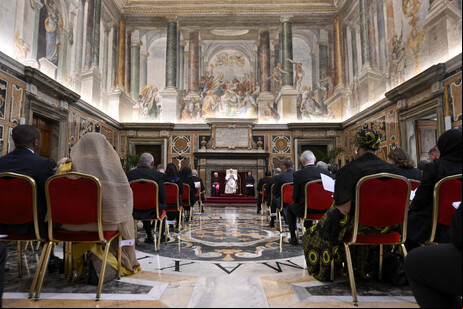 Pontífice presidiu reunião com diplomatas no Vaticano