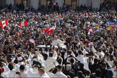 Multidão de fiéis acompanham agem de Papa na Praça São Pedro