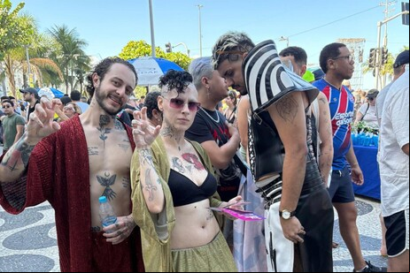 Fãs aguardam Lady Gaga em frente a hotel no Rio