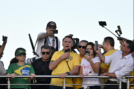 Bolsonaro acenou a apoiadores durante ato por anistia